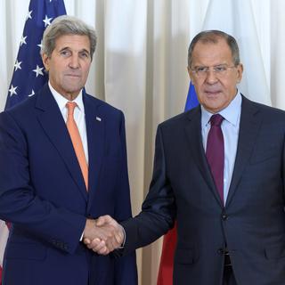 Le secrétaire d'Etat américain John Kerry (a gauche) avec son homologue russe Sergueï Lavrov (a droite), à Genève, le 26 août 2016.
