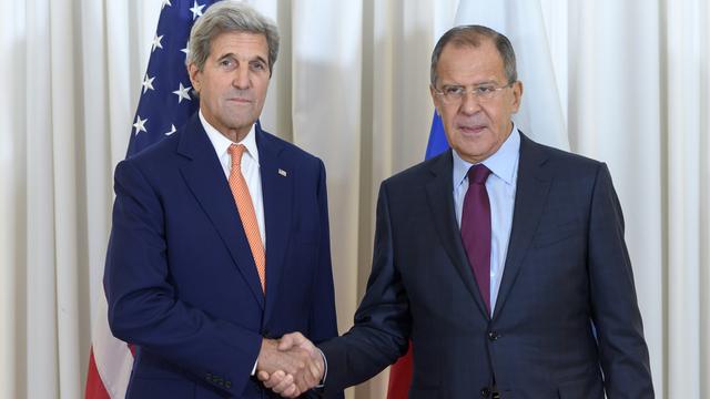 Le secrétaire d'Etat américain John Kerry (a gauche) avec son homologue russe Sergueï Lavrov (a droite), à Genève, le 26 août 2016.