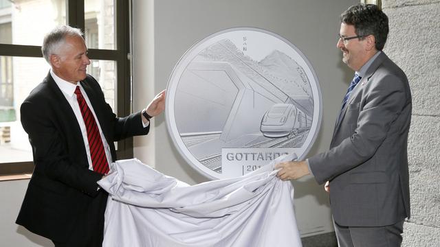 La pièce en argent "Gottardo 2016" présentée par Swissmint. [Peter Klaunzer]