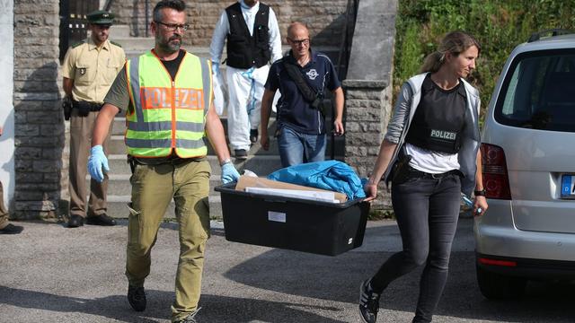 Les enquêteurs récoltent les indices après l'explosion à Ansbach. [key - EPA/Daniel Karmann]