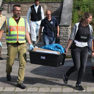 Les enquêteurs récoltent les indices après l'explosion à Ansbach. [key - EPA/Daniel Karmann]