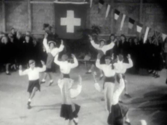 Cérémonie de la pose de la première pierre du village Pestalozzi en 1946. [RTS]