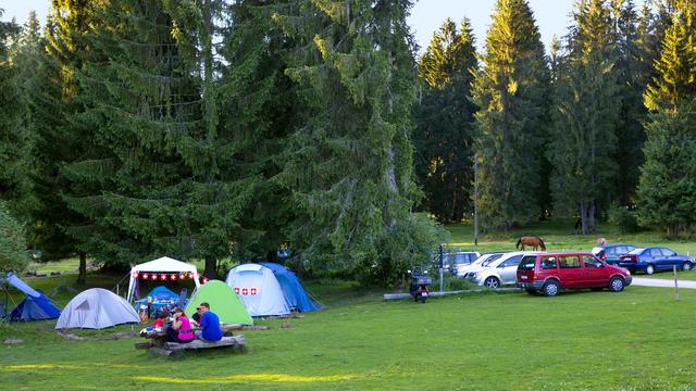 Les clients passent en moyenne trois jours dans les campings suisses. Ici, un terrain aux Breuleux, dans le Jura. [Keystone - Martin Ruetschi]