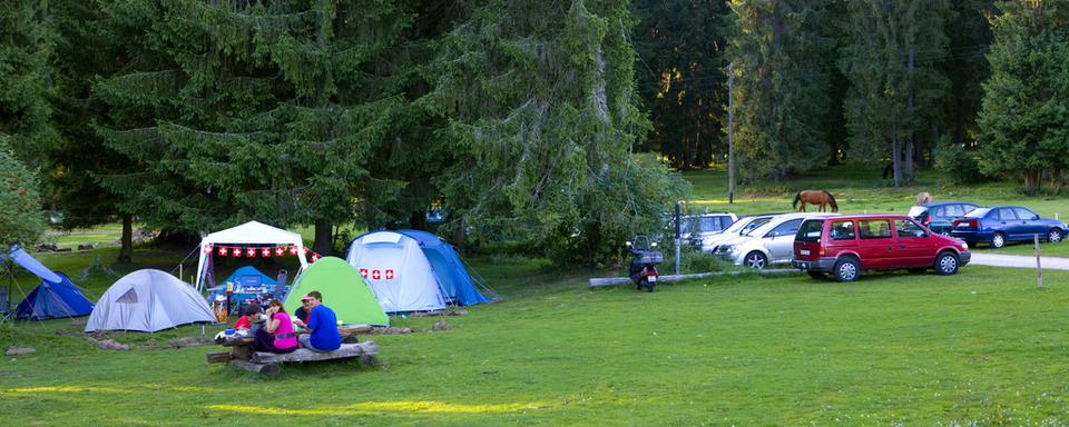 Les clients passent en moyenne trois jours dans les campings suisses. Ici, un terrain aux Breuleux, dans le Jura. [Keystone - Martin Ruetschi]