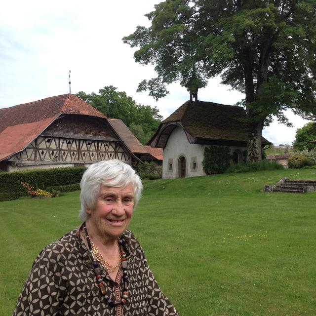 Elisabeth Gardner dans le jardin de Balliswil. [RTS - Martine Galland]