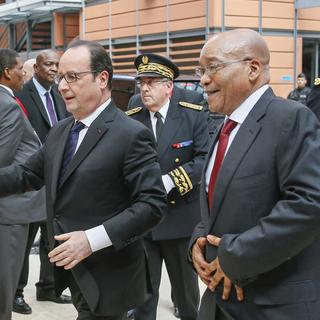 Le président français François Hollande (à gauche) et le président sud-africain Jacob Zuma. [POOL/AFP - Robert Pratta]