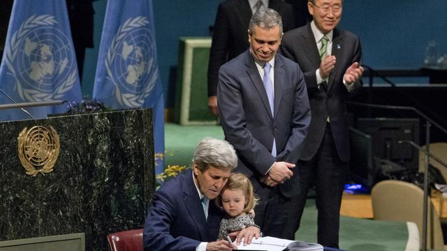 Le Secrétaire d'Etat américain John Kerry a été particulièrement applaudi lorsqu'il est venu signer l'accord avec sa petite-fille. [Mary Altaffer]