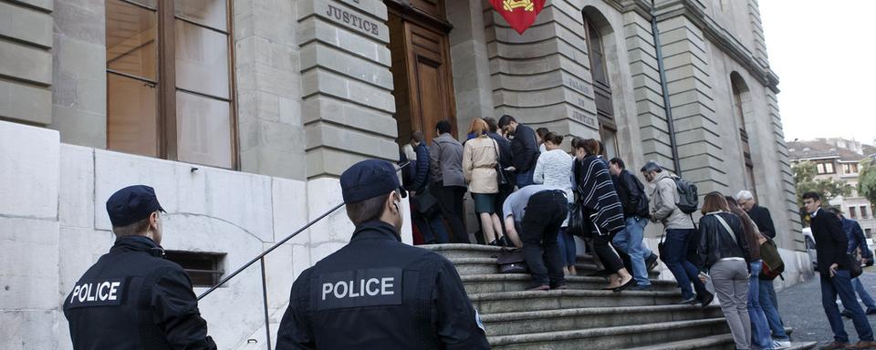 L'entrée du Palais de justice à Genève, le jour de l'ouverture du procès de Fabrice A. [Salvatore Di Nolfi]