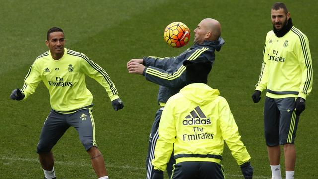 Zidane montre la voie à suivre à ses joueurs. [Juan Carlos Hidalgo]