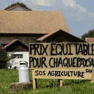 Les paysans avaient déjà protesté en septembre contre le prix trop bas du lait. [KEYSTONE/Jean-Christophe Bott]