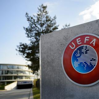 Pourquoi l'UEFA et la FIFA ne gérent-elles pas elle-même la vente des droits TV? [AFP - Fabrice Coffrini]