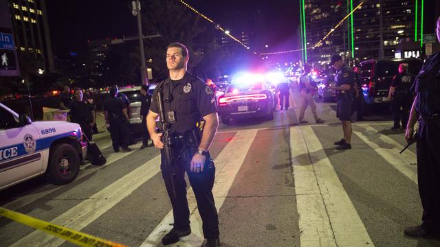 Deux snipers ont ouvert le feu sur dix policiers depuis des positions élevées en marge d'une manifestation à Dallas.