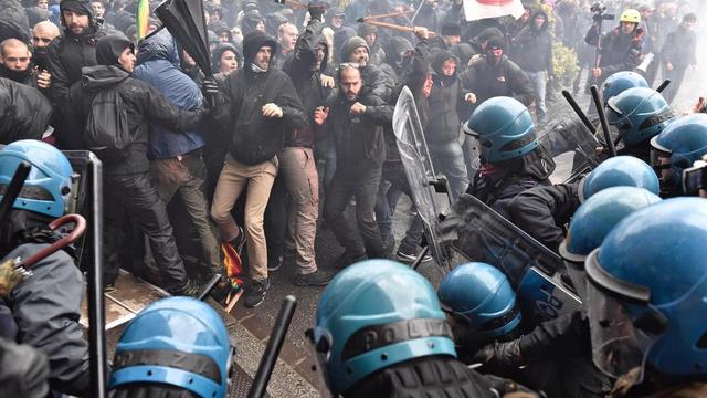 Un policier a été blessé dans les affrontements. [Keystone - Maurizio Degl'Innocenti/ANSA via AP]