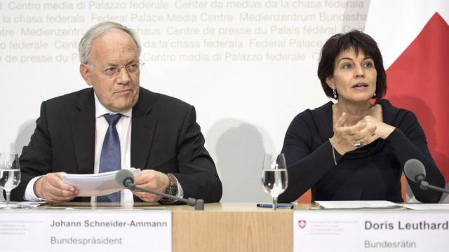 Johann Schneider-Ammann et Doris Leuthard ont présenté mercredi la "Stratégie Suisse numérique". [Keystone - Peter Schneider]