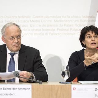 Johann Schneider-Ammann et Doris Leuthard ont présenté mercredi la "Stratégie Suisse numérique". [Keystone - Peter Schneider]