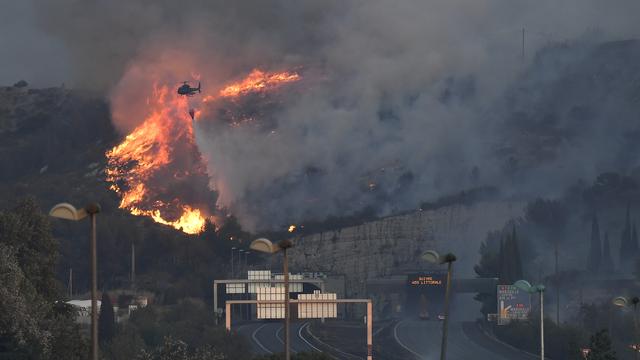 Un des incendies s'est propagé près de la communes de Vitrolles, dans le sud de la France. [afp/hend - Boris Horvat]