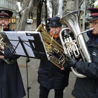Des membres de l'Armée du Salut dans les rues de Zurich (image d'archives). [KEYSTONE - Steffen Schmidt]