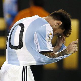 Lionel Messi a annoncé qu'il mettait un terme à sa carrière en sélection. [keystone - EPA/Jason Szenes]
