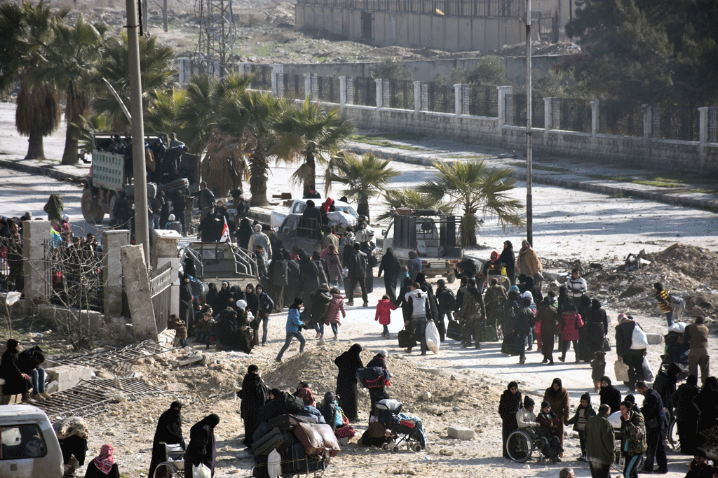 Plus de 10'000 civils fuient Alep. [AFP - George Ourfalian]