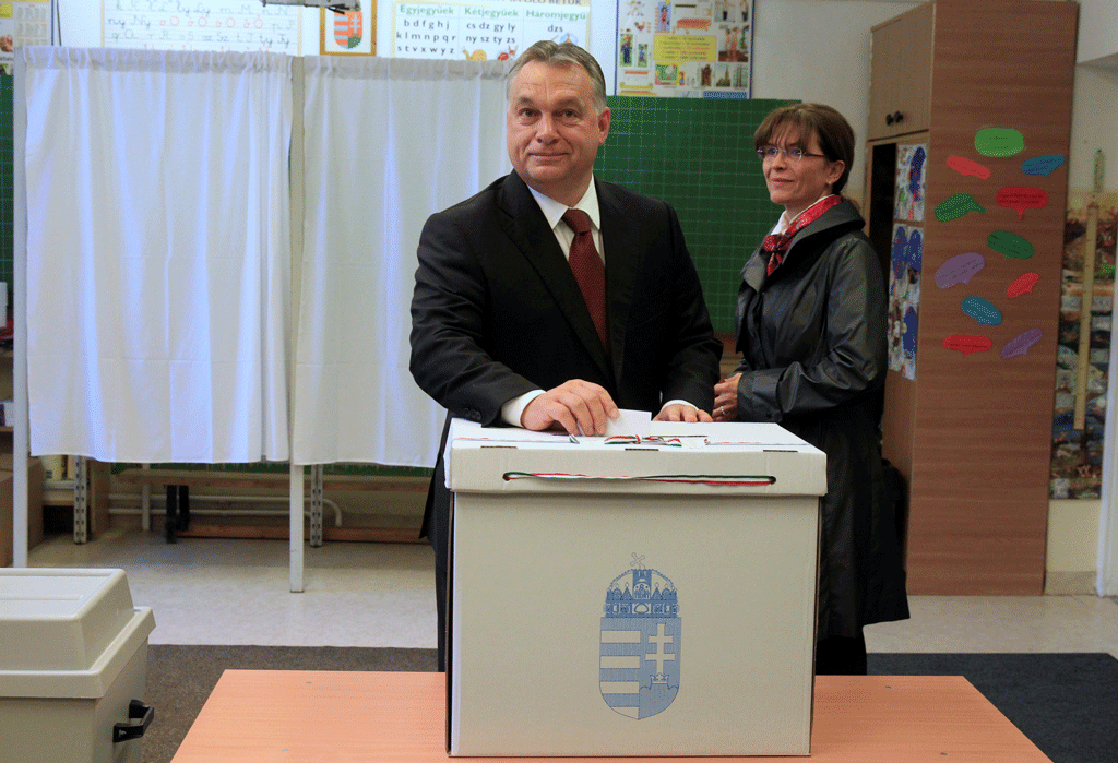 Viktor Orban déposant son vote lors du référendum du 2 octobre, ensuite invalidé pour participation insuffisante. [Reuters - Bernadett Szabo]