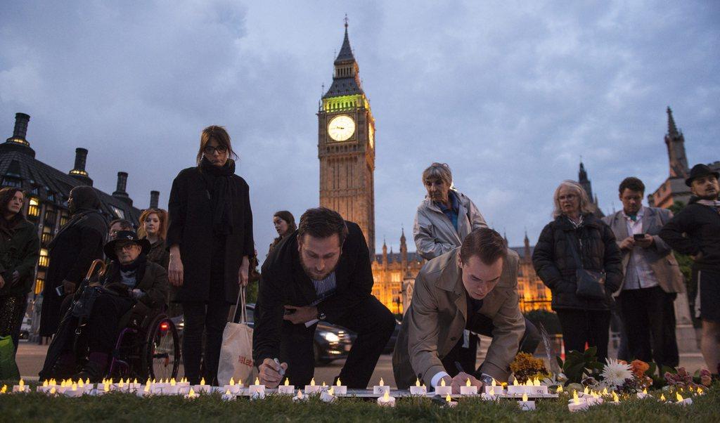 Plusieurs personnes ont rendu hommage à la députée Jo Cox jeudi soir à Londres, devant le Parlement britannique. [EPA/Keystone - WILL OLIVER]