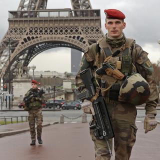 Une patrouille de militaires français devant la tour Eiffel. [Reuters - Philippe Wojazer]