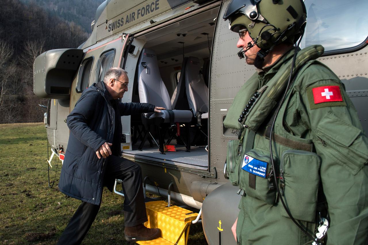 Guy Parmelin s'est rendu dans les Grisons pour évaluer la situation. [KEYSTONE - Ti-Press/Gabriele Putzu]