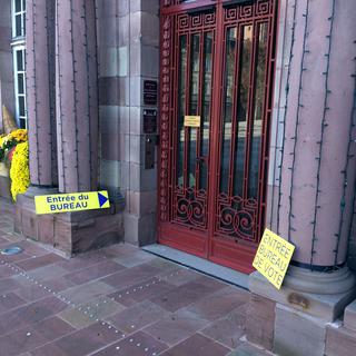 L'entrée du bureau de vote de la mairie de Belfort. [RTS - Alain Arnaud]