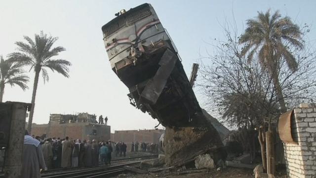 Le train a littéralement décollé après avoir percuté un bloc de béton.