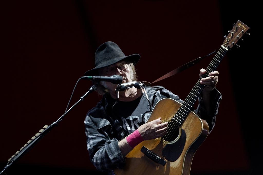 Le rocker canadien Neil Young a rappelé au public, qui remplissait l'auditorium Stravinski, certains de ses plus grands succès comme "Heart of Gold".