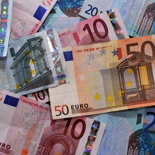 La Banque centrale européenne a commencé à renouveler sa série de billets pour les protéger de la contrefaçon. [AFP - PHILIPPE HUGUEN]
