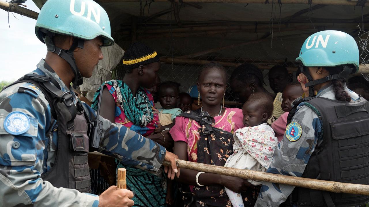 Des Casques bleus contrôlant des femmes sud soudanaise lors de rationnement de nourriture. [Reuters - Adriane Ohanesian]
