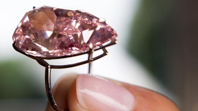 Sotheby's avait estimé le diamant de 15,38 carats, monté en bague, entre 28 et 38 millions de dollars. [Laurent Gillieron]