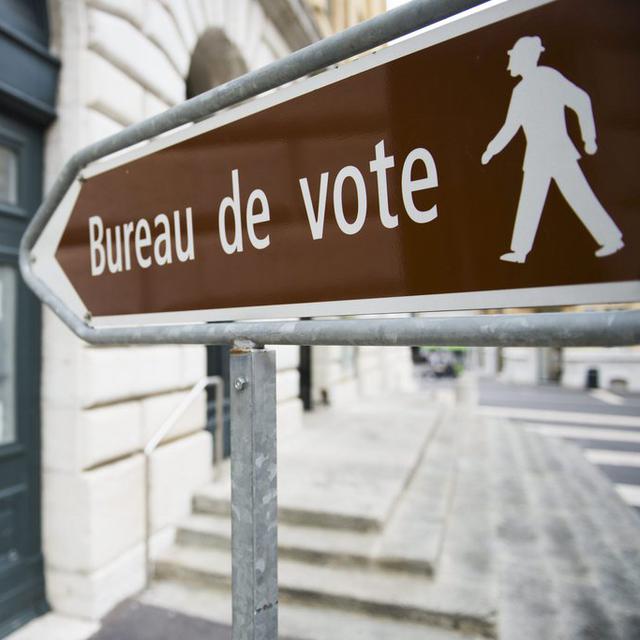 Les Neuchâtelois se rendent aux urnes pour le second tour de l'élection au Conseil d'Etat. [Keystone - Jean-Christophe Bott]
