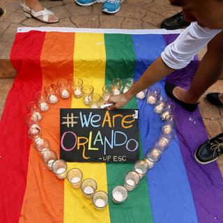 La communauté homosexuelle a rendu hommage aux victimes d'Orlando, ici à Manille aux Philippines, le 14 juin 2016. [Keystone - Bullit Marquez]