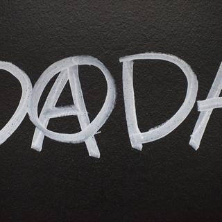 Une signature "DADA" dans l'exposition "Dada UNIVERSAL" au Musée national à Zurich. [Keystone - Ennio Leanza]