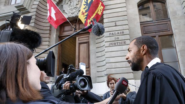 L'avocat des parents d'Adeline devant le palais de justice à Genève. [Keystone - Salvatore Di Nolfi]