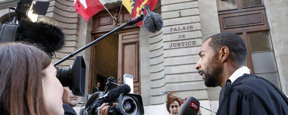 L'avocat des parents d'Adeline devant le palais de justice à Genève. [Keystone - Salvatore Di Nolfi]