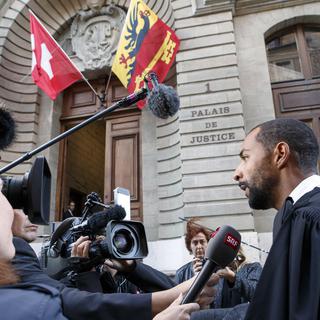 L'avocat des parents d'Adeline devant le palais de justice à Genève. [Keystone - Salvatore Di Nolfi]