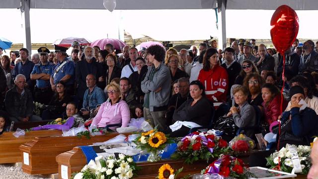 La cérémonie s'est déroulée dans une tente placée dans le village d'Amatrice. [Keystone - EPA/CLAUDIO LATTANZIO]