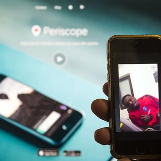 Une personne regardant un "replay" de la vidéo Periscope du joueur de football du Paris Saint-Germain Serge Aurier. [AFP - Lionel Bonaventeur]