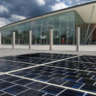 Le revêtement photovoltaïque utilisé pour le projet Wattway qui doit recouvrir 1000 kilomètres de routes en France d’ici cinq ans. [Entreprise Colas]