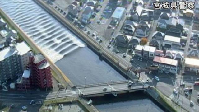 Image de l'eau coulant en amont du fleuve Sunaoshi Tagajo, après le séisme. [ap/keystone - Police de Miyagi]