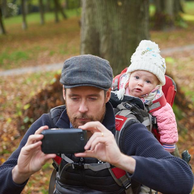 De nombreux parents abreuvent les réseaux sociaux de photos de leurs enfants. A sa majorité, une jeune femme a décidé de porter plainte contre ses parents pour atteinte à sa vie privée (image d'illustration). [J J D / Cultura Creative / AFP]