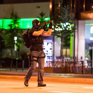 Un policier sécurise la zone autour du centre commercial attaqué à Munich. [AFP - STRINGER]