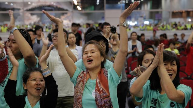 Des supporters du parti Demosisto célèbrent la victoire de Nathan Law, partisan de la rupture avec Pékin. [Keystone - Vincent Yu]