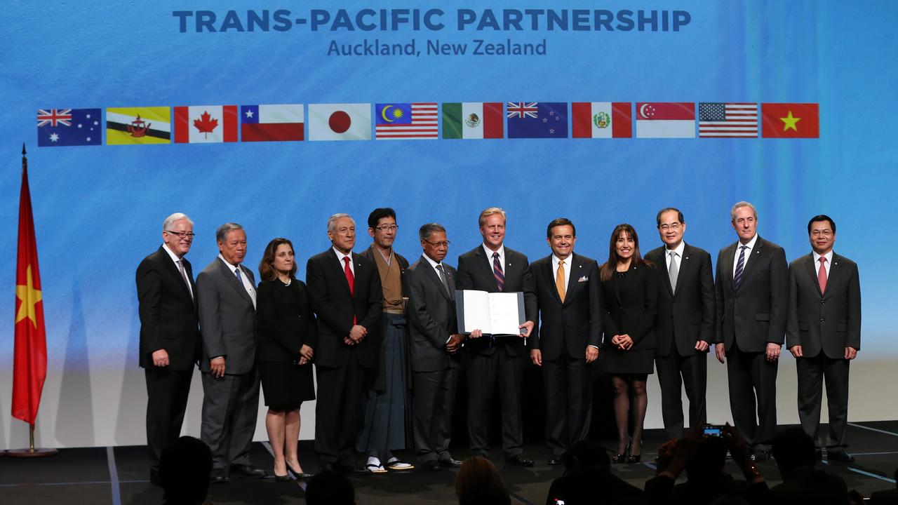 Le premier ministre de Nouvelle-Zélande, John Key, entouré des ministres de 12 pays, après la signature de l'accord de partenariat Trans-Pacifique à Auckland, le 3 février 2016. [MICHAEL BRADLEY]