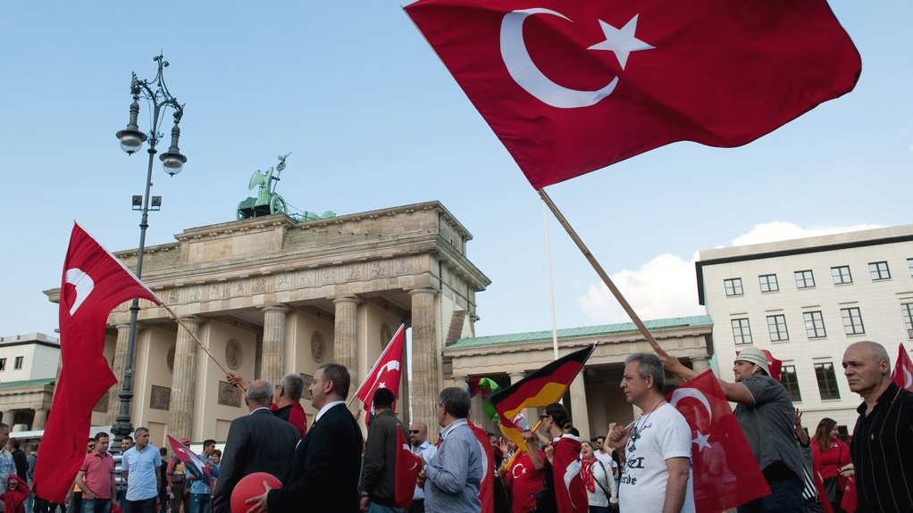 Une manifestation turque à Berlin contre le vote qui aura lieu le 2 juin au Bundestag. [EPA/Keystone - Klaus-Dietmar Gabbert]