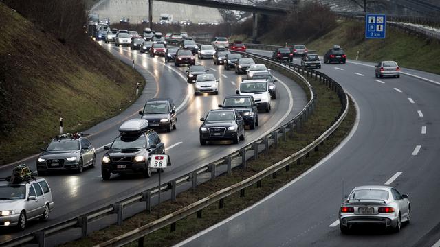Un bouchons de voitures s'est formé sur le viaduc de Chillon sur l'autoroute A9. [Keystone - Jean-Christophe Bott]