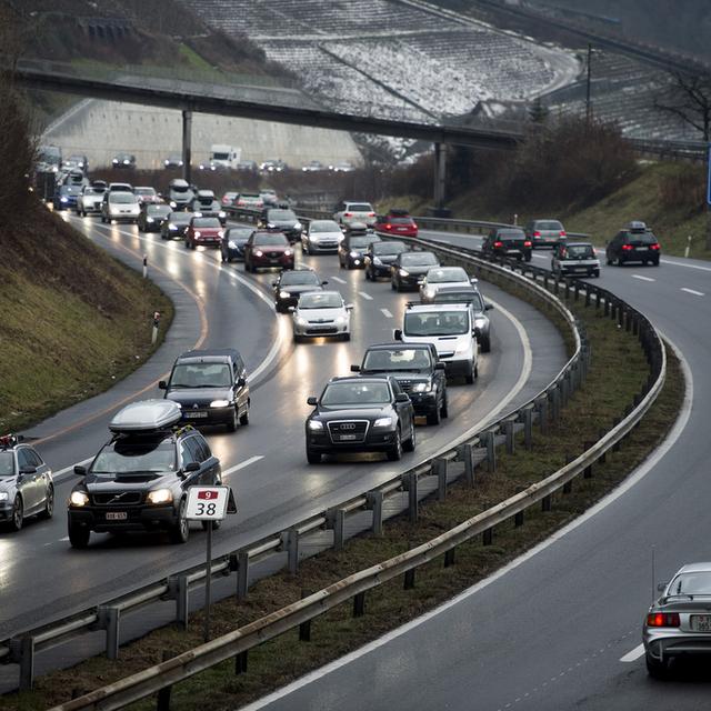 Un bouchons de voitures s'est formé sur le viaduc de Chillon sur l'autoroute A9. [Keystone - Jean-Christophe Bott]